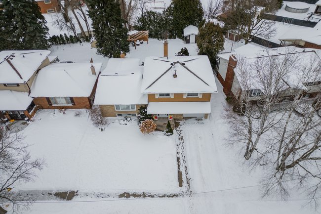 Property listing for 35 Shalfleet Blvd., Brantford, ON