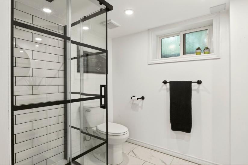 Property listing for 13 Tweedsmuir Ave., Dundas, ON