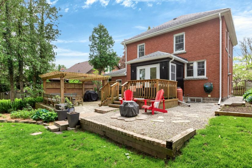 Property listing for 13 Tweedsmuir Ave., Dundas, ON