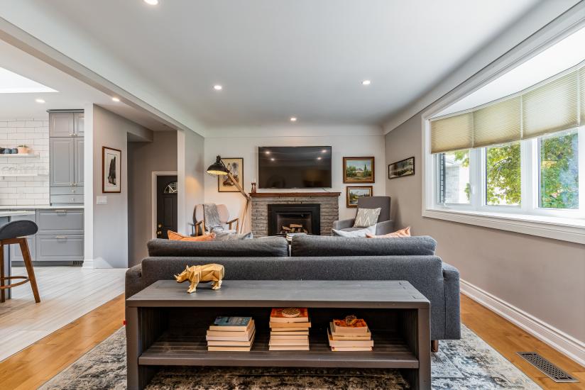 Property listing for 57 Middle Crest Street, Ancaster, ON