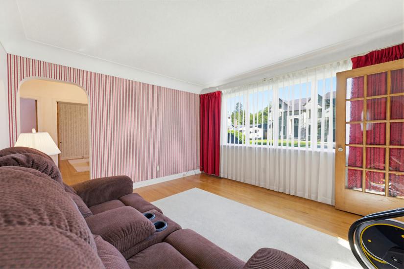 Property listing for 10 Oakley Crt., Ancaster, ON