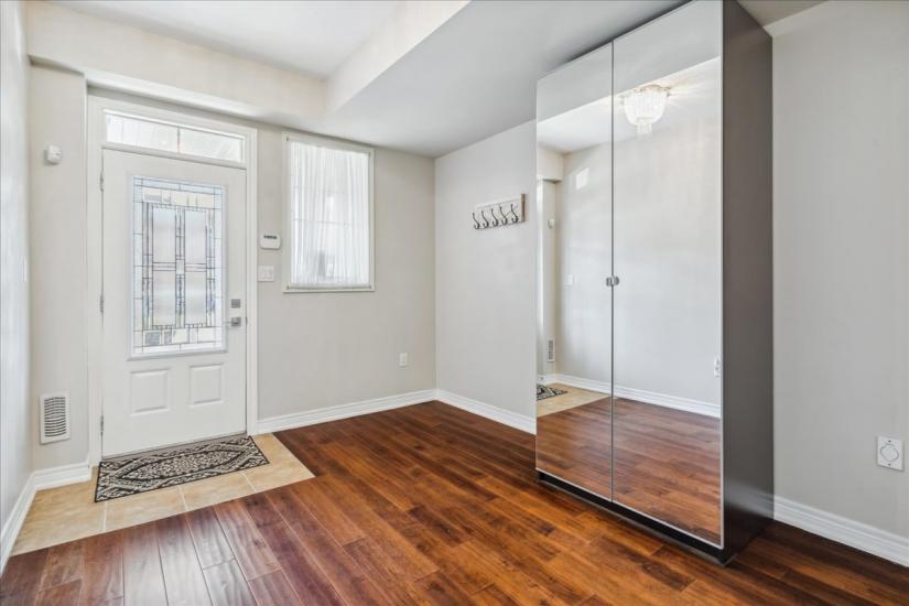 Property listing for 209 Westbank Trail, Hamilton, ON