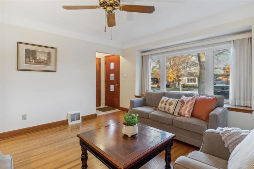 Property listing for 272 East 44th St., Hamilton, ON