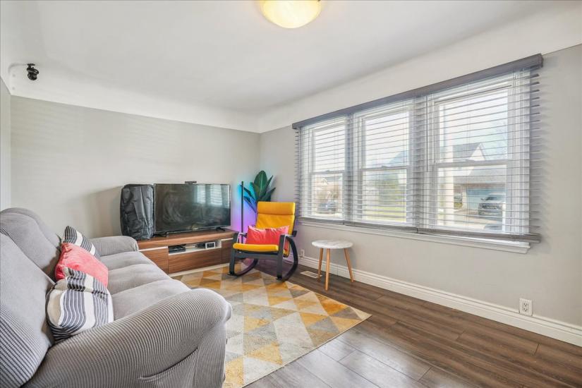 Property listing for 733 Dunn Ave., Hamilton, ON