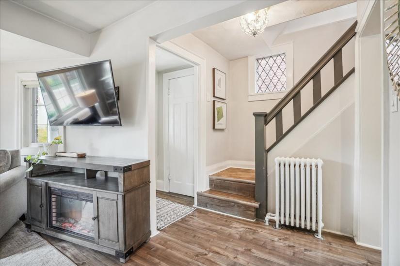 Property listing for 16 Paradise Rd. N., Hamilton, ON