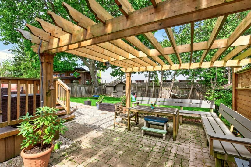 Property listing for 13 Tweedsmuir Ave., Dundas, ON