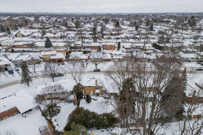 Property listing for 35 Shalfleet Blvd., Brantford, ON