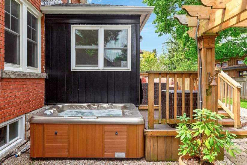 Property listing for 13 Tweedsmuir Ave., Dundas, ON