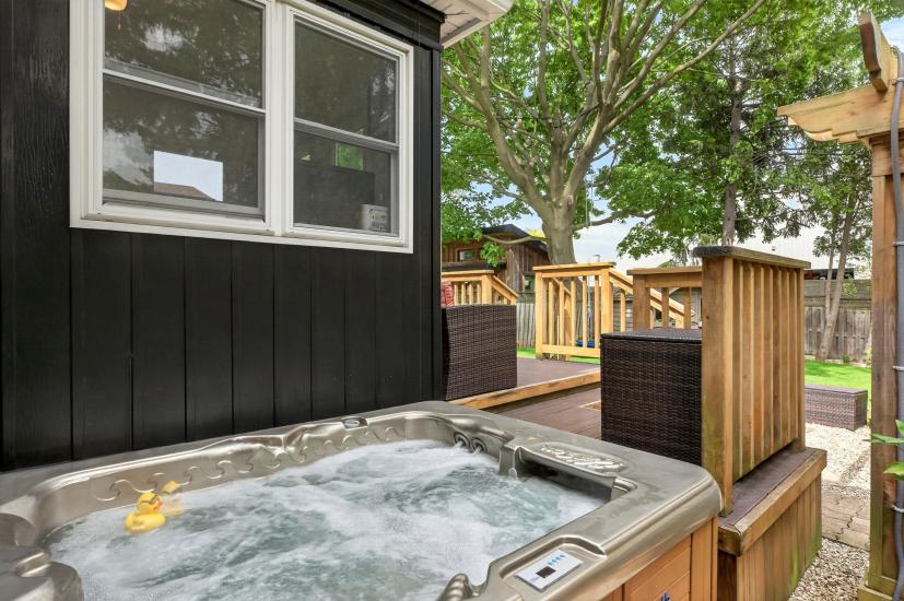 Property listing for 13 Tweedsmuir Ave., Dundas, ON