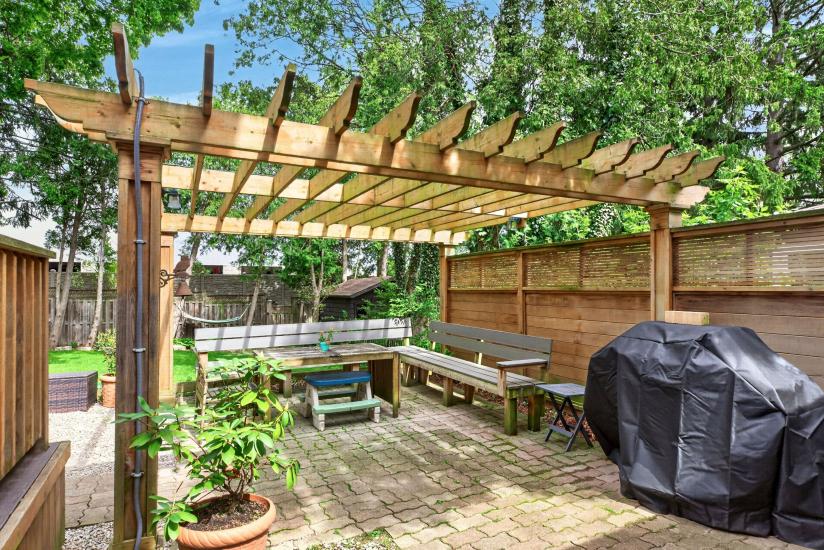 Property listing for 13 Tweedsmuir Ave., Dundas, ON