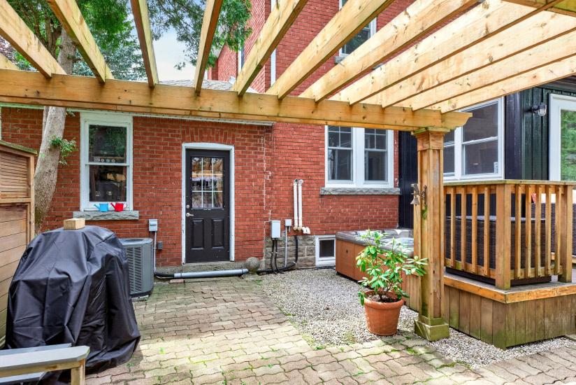 Property listing for 13 Tweedsmuir Ave., Dundas, ON