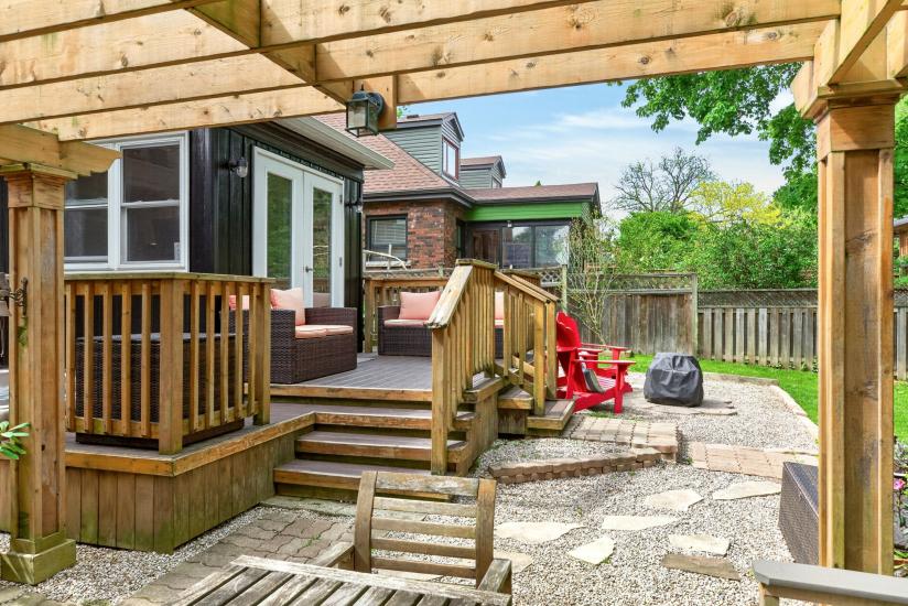 Property listing for 13 Tweedsmuir Ave., Dundas, ON