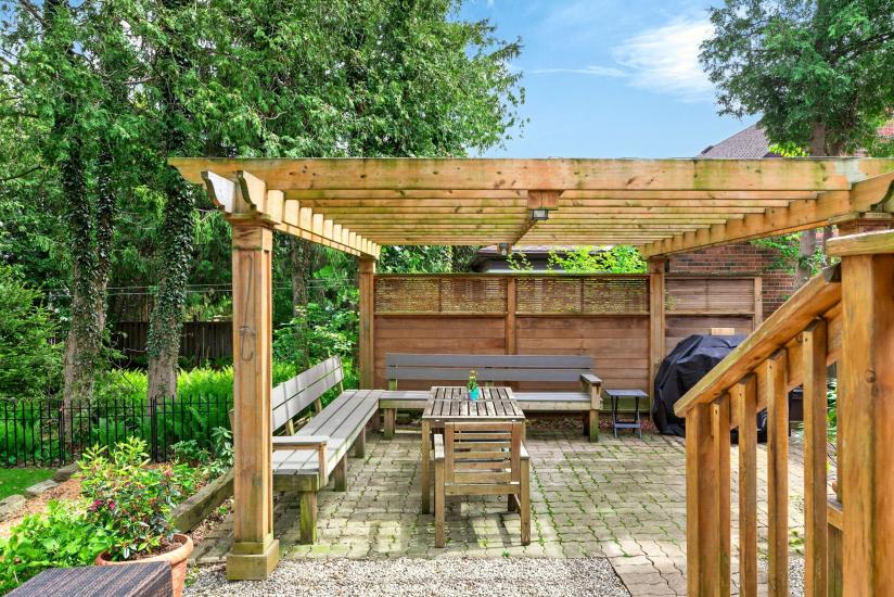 Property listing for 13 Tweedsmuir Ave., Dundas, ON