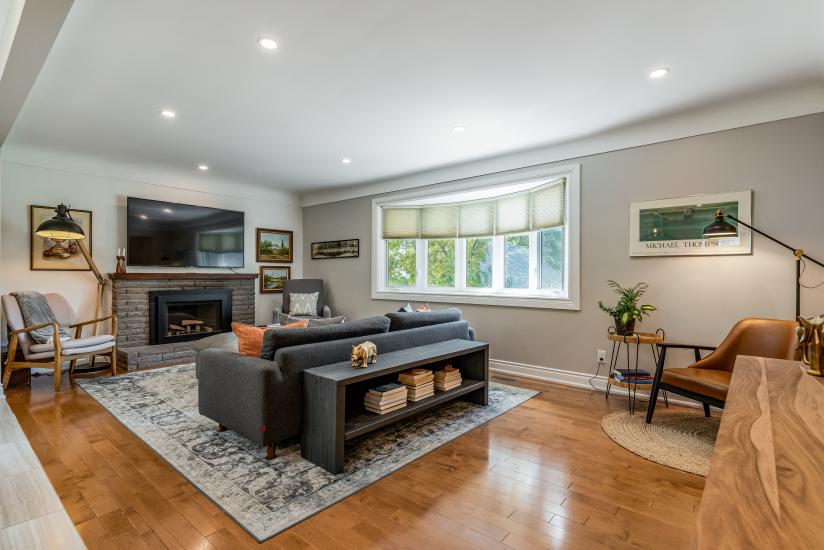 Property listing for 57 Middle Crest Street, Ancaster, ON