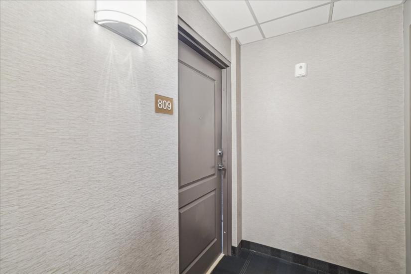 Property listing for #809-81 Robinson St., Hamilton, ON