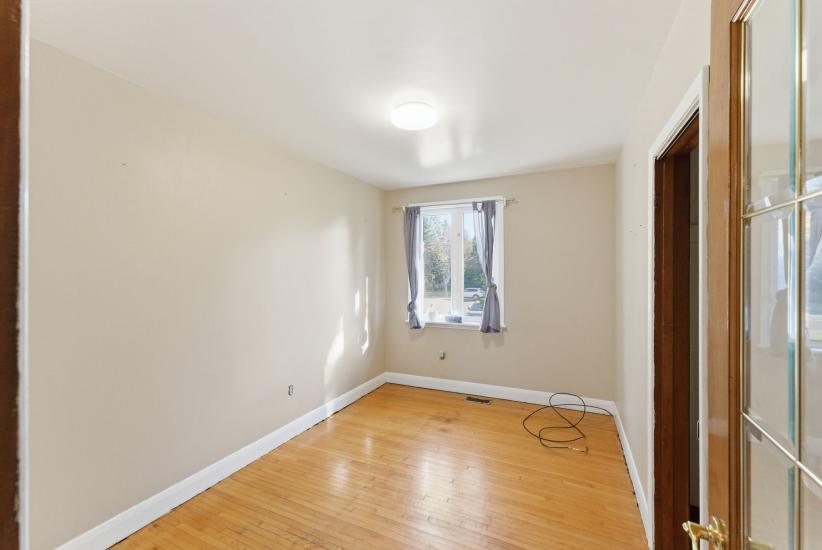 Property listing for 2088 Upper James St., Hamilton, ON