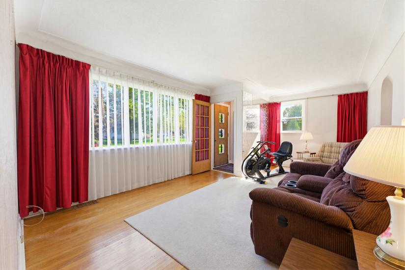 Property listing for 10 Oakley Crt., Ancaster, ON