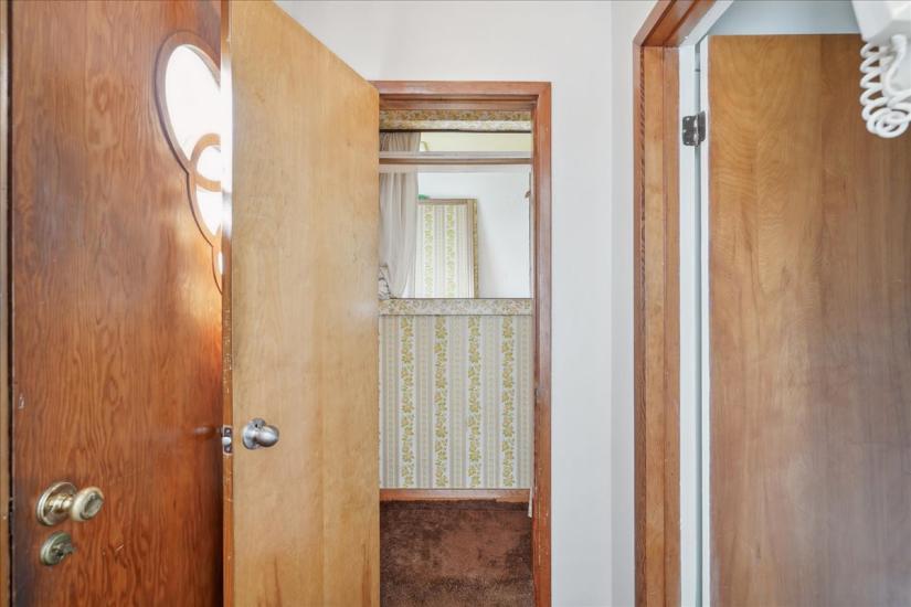 Property listing for 16 Greenwood St., Hamilton, ON