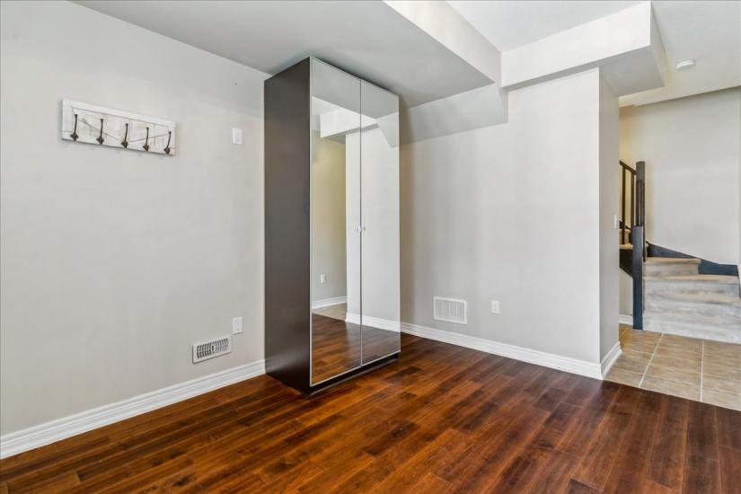 Property listing for 209 Westbank Trail, Hamilton, ON