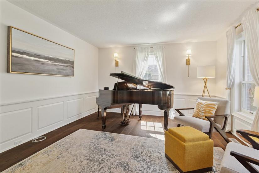 Property listing for 34 Gladiola Dr., Carlisle, ON