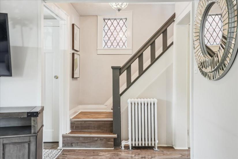 Property listing for 16 Paradise Rd. N., Hamilton, ON