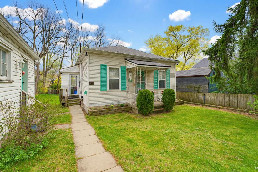 Property listing for 111 Sydenham St., Dundas, ON