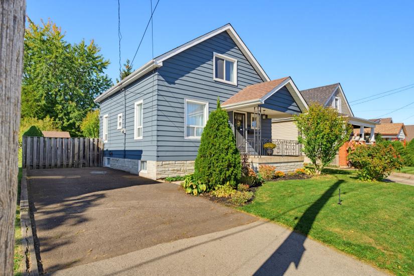 Property listing for 206 Craigroyston Rd., Hamilton, ON