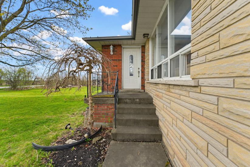 Property listing for 516 Mud St. E., Stoney Creek, ON
