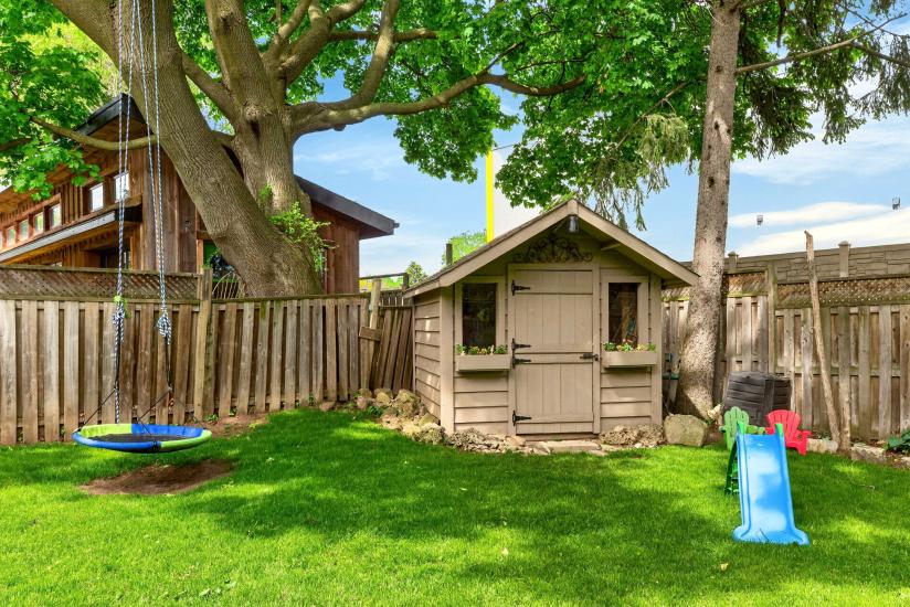 Property listing for 13 Tweedsmuir Ave., Dundas, ON