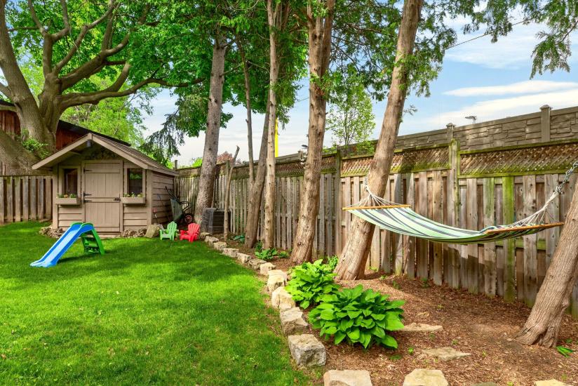 Property listing for 13 Tweedsmuir Ave., Dundas, ON