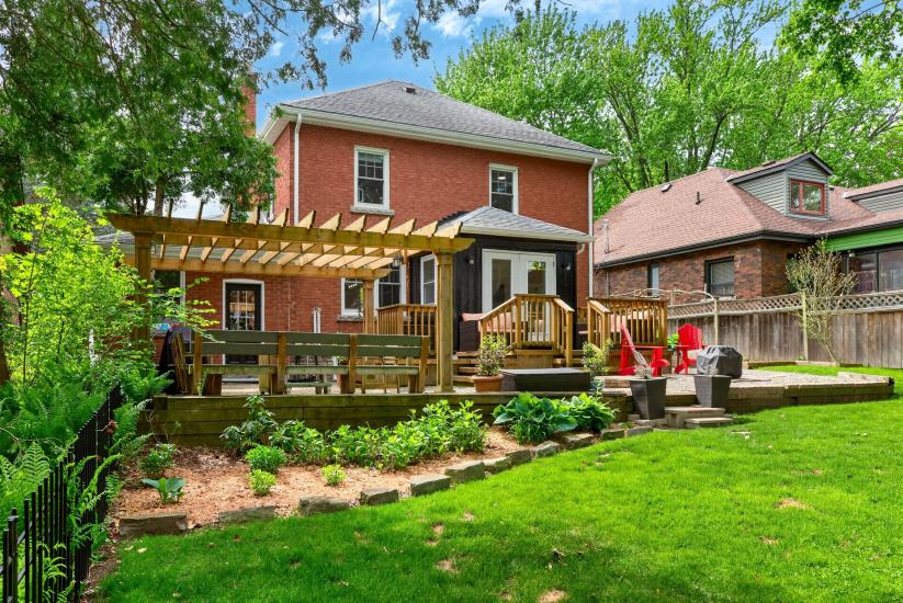 Property listing for 13 Tweedsmuir Ave., Dundas, ON