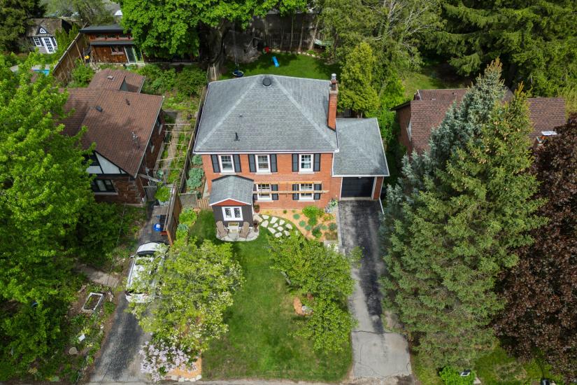 Property listing for 13 Tweedsmuir Ave., Dundas, ON