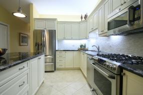 Property listing for 32 Toulon Ave., Ancaster, ON