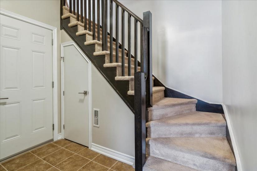 Property listing for 209 Westbank Trail, Hamilton, ON