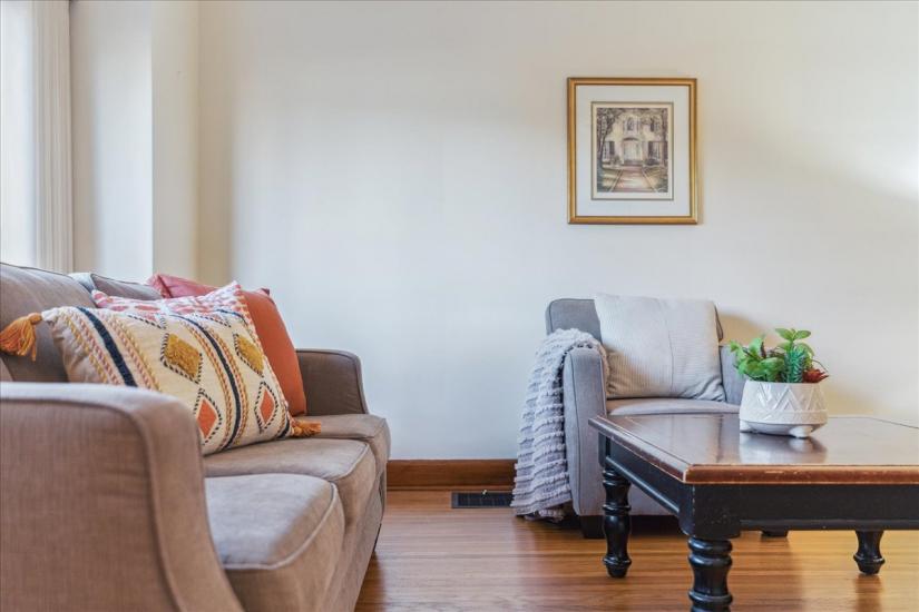 Property listing for 272 East 44th St., Hamilton, ON