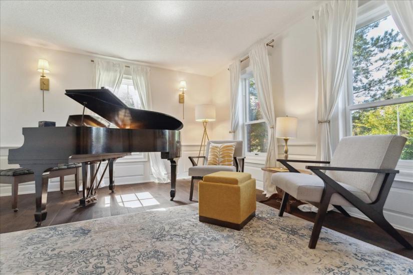 Property listing for 34 Gladiola Dr., Carlisle, ON