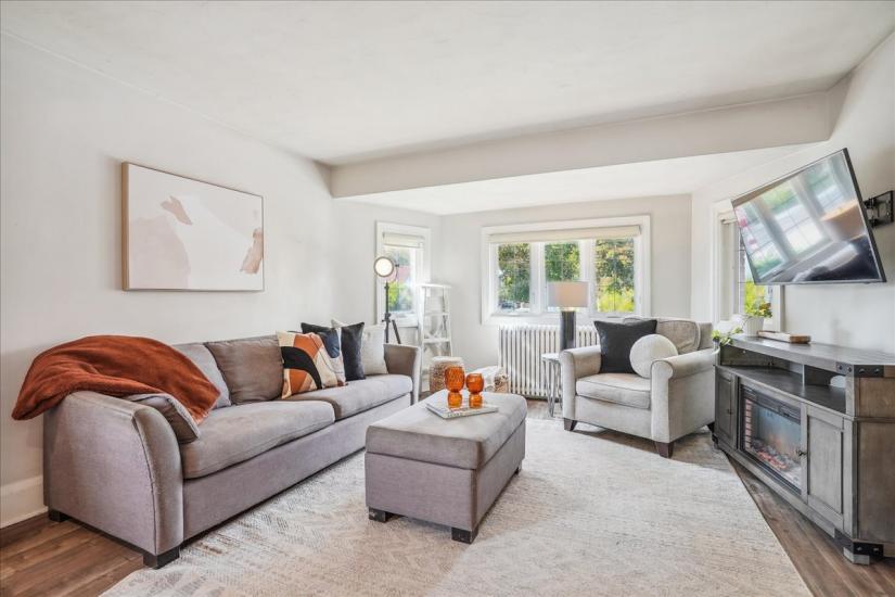 Property listing for 16 Paradise Rd. N., Hamilton, ON