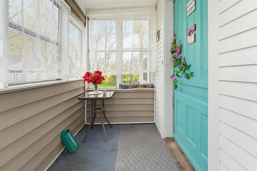 Property listing for 111 Sydenham St., Dundas, ON