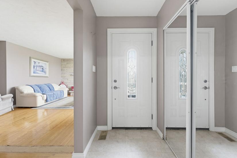Property listing for 516 Mud St. E., Stoney Creek, ON