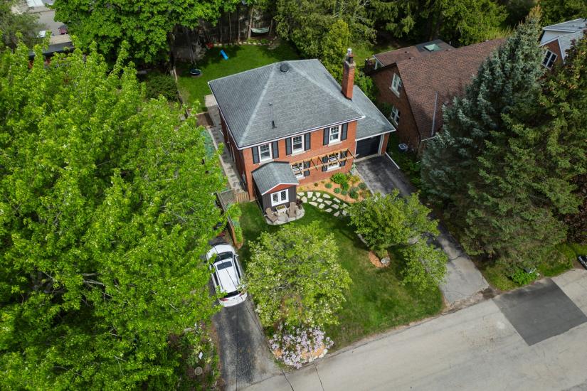 Property listing for 13 Tweedsmuir Ave., Dundas, ON