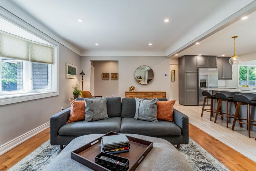 Property listing for 57 Middle Crest Street, Ancaster, ON