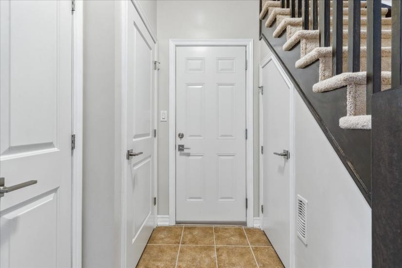 Property listing for 209 Westbank Trail, Hamilton, ON
