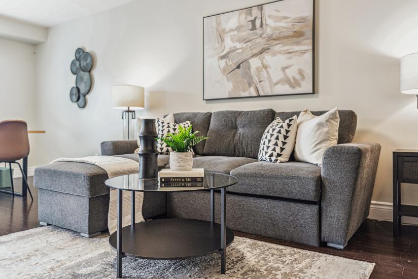 Property listing for 226 Dicenzo Dr., Hamilton, ON