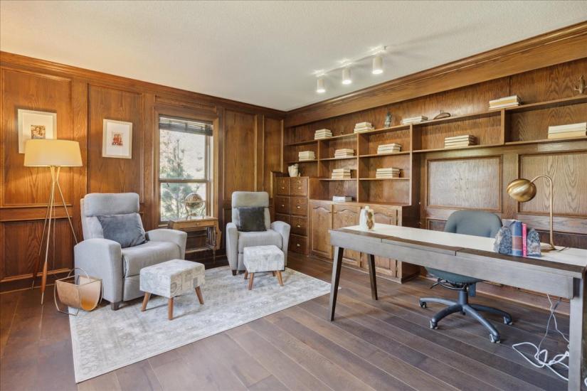 Property listing for 34 Gladiola Dr., Carlisle, ON