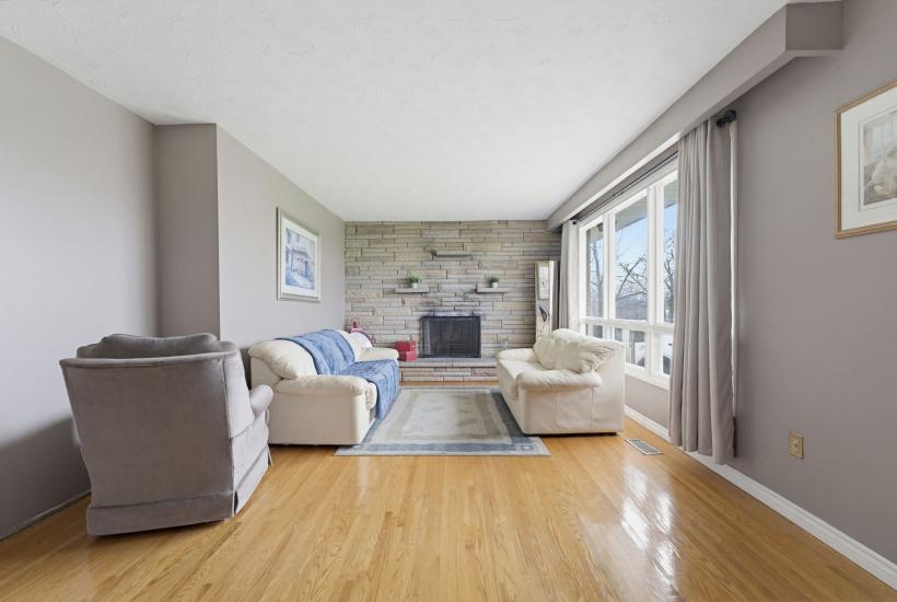 Property listing for 516 Mud St. E., Stoney Creek, ON