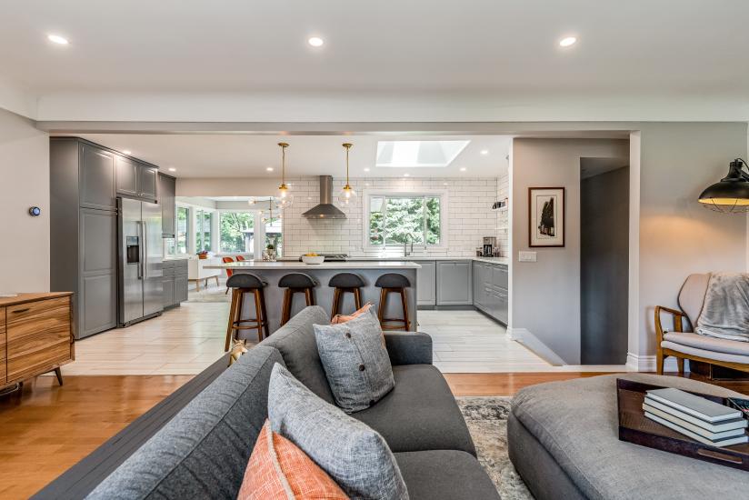 Property listing for 57 Middle Crest Street, Ancaster, ON