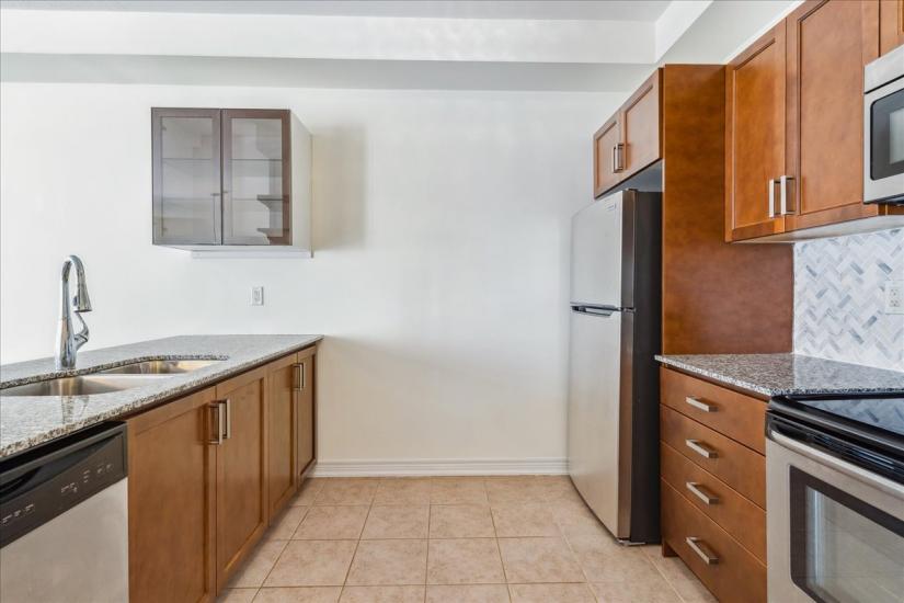 Property listing for 209 Westbank Trail, Hamilton, ON