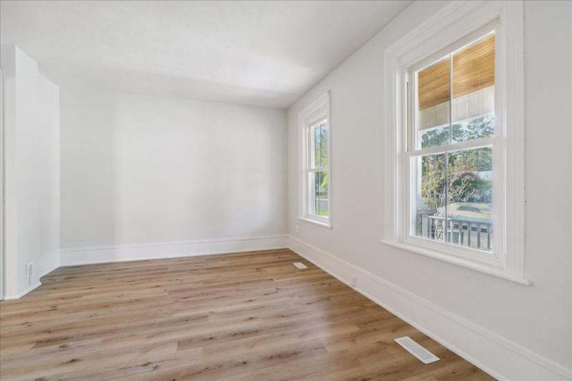Property listing for 116 Grand River Ave., Brantford, ON