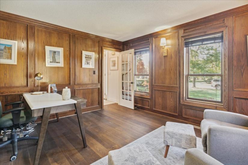 Property listing for 34 Gladiola Dr., Carlisle, ON