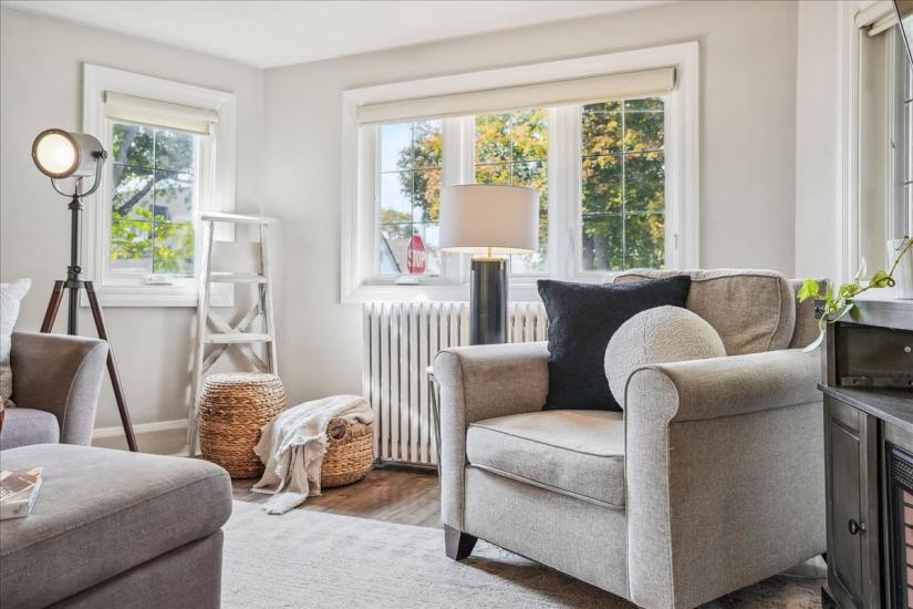 Property listing for 16 Paradise Rd. N., Hamilton, ON